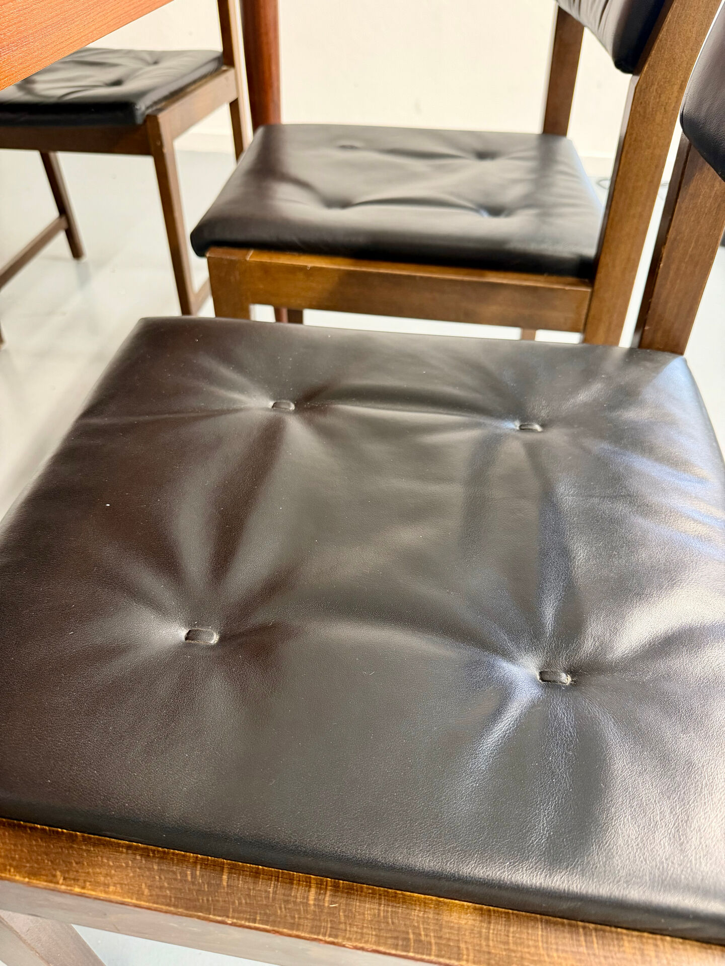 Lot of 6 Scandinavian design chairs in wood and black faux leather an70.