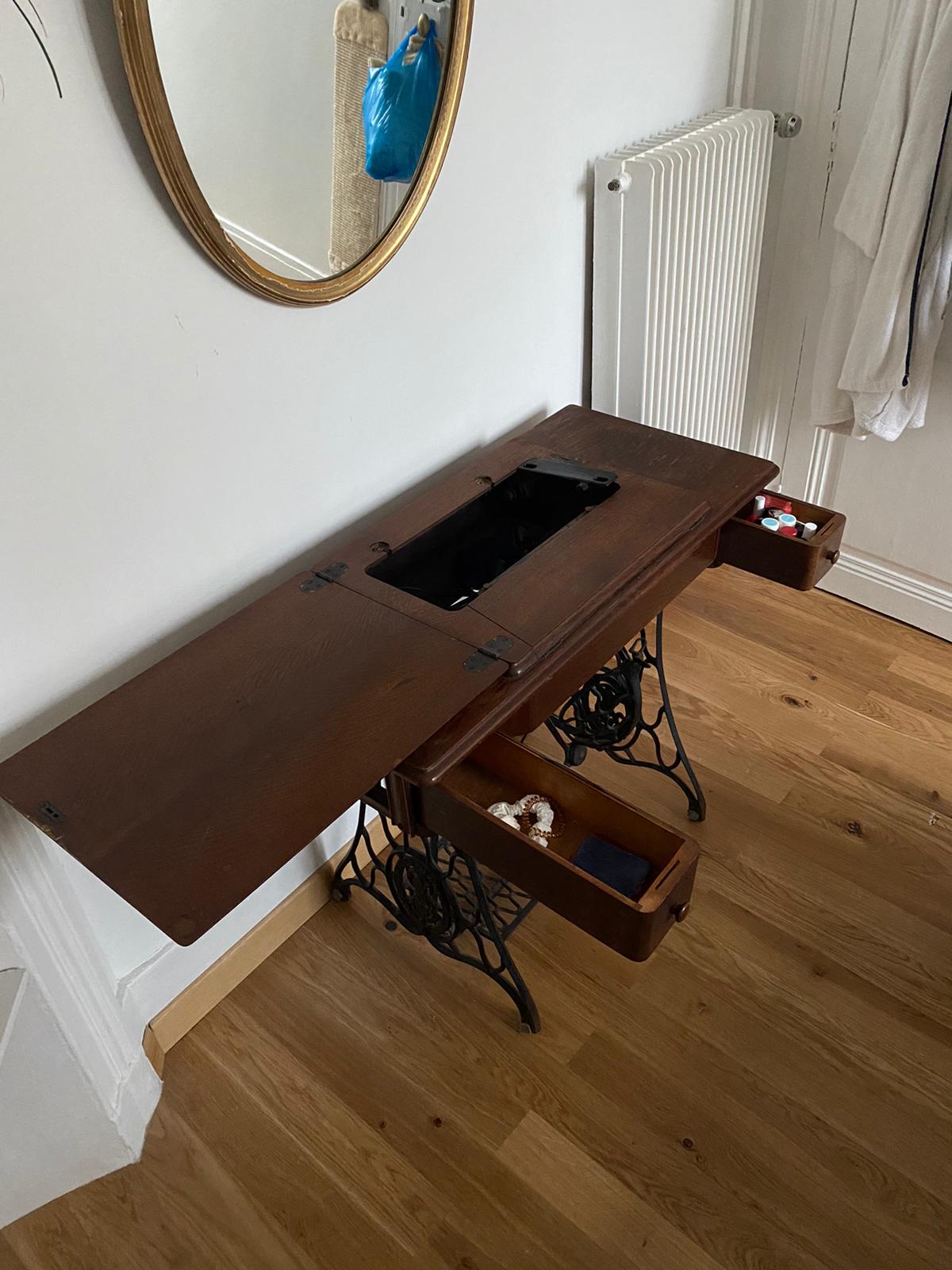 Table sewing machine singer