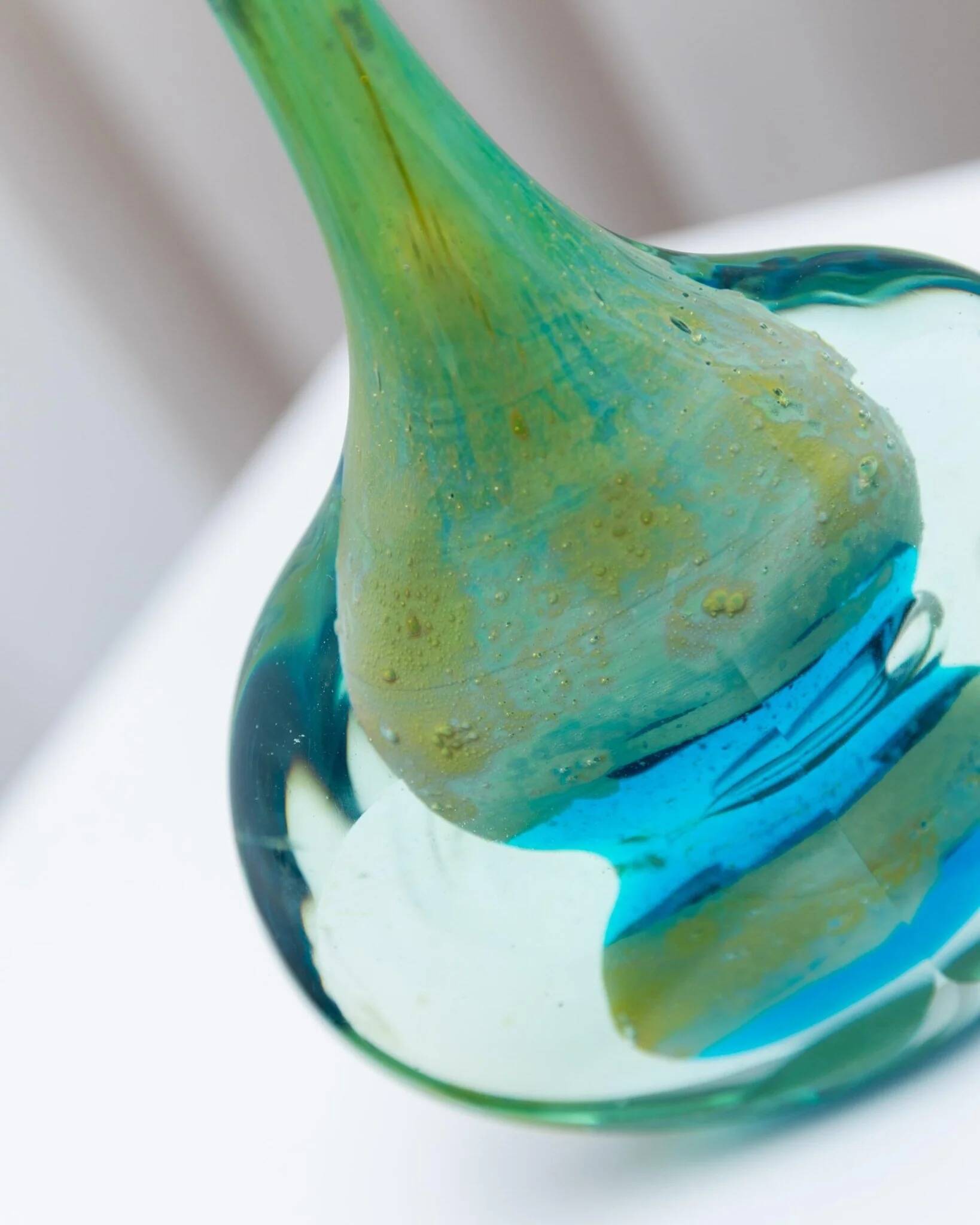 Vase lollipop vintage mdina en verre de murano soufflé à la main bleu-vert par michael harris, décor de table des années 1970.