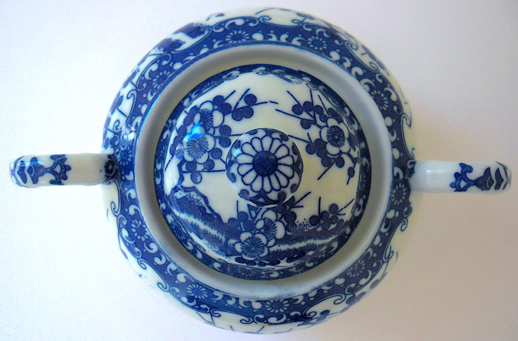 Covered sweetener with two handles in Japanese porcelain with blue camaïeu decoration