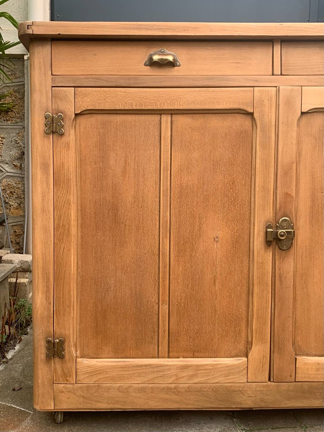 Grand Parisian buffet with billot and butterfly hinges, raw wood, 1930.