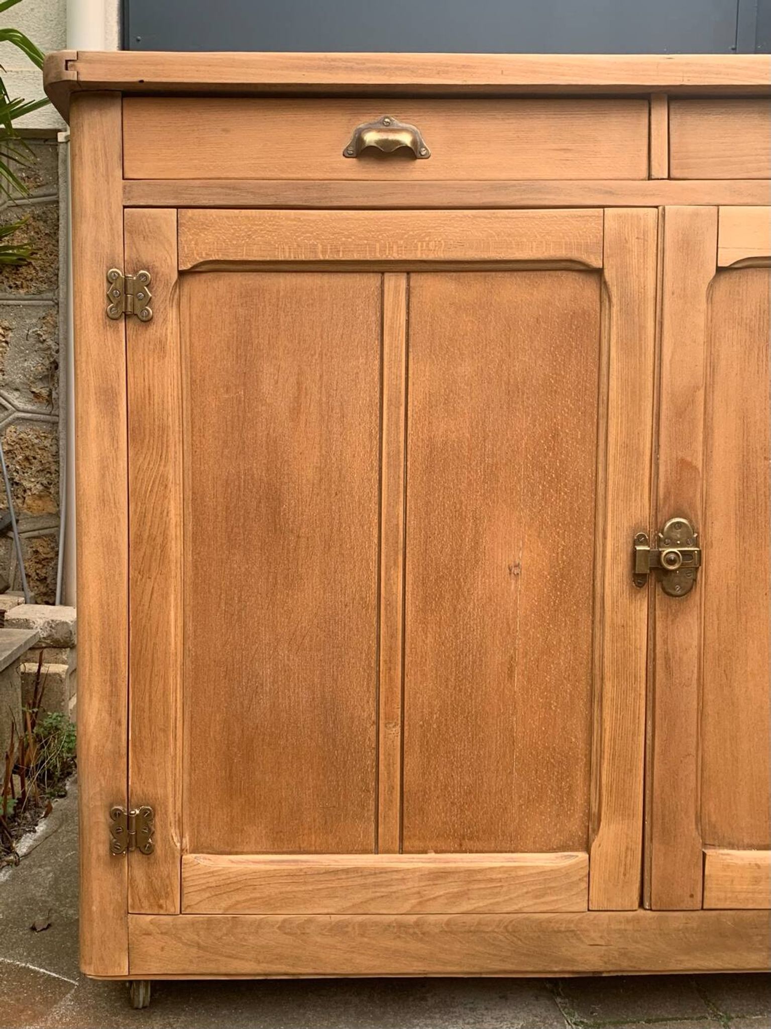 Grand Parisian buffet with billot and butterfly hinges, raw wood, 1930.