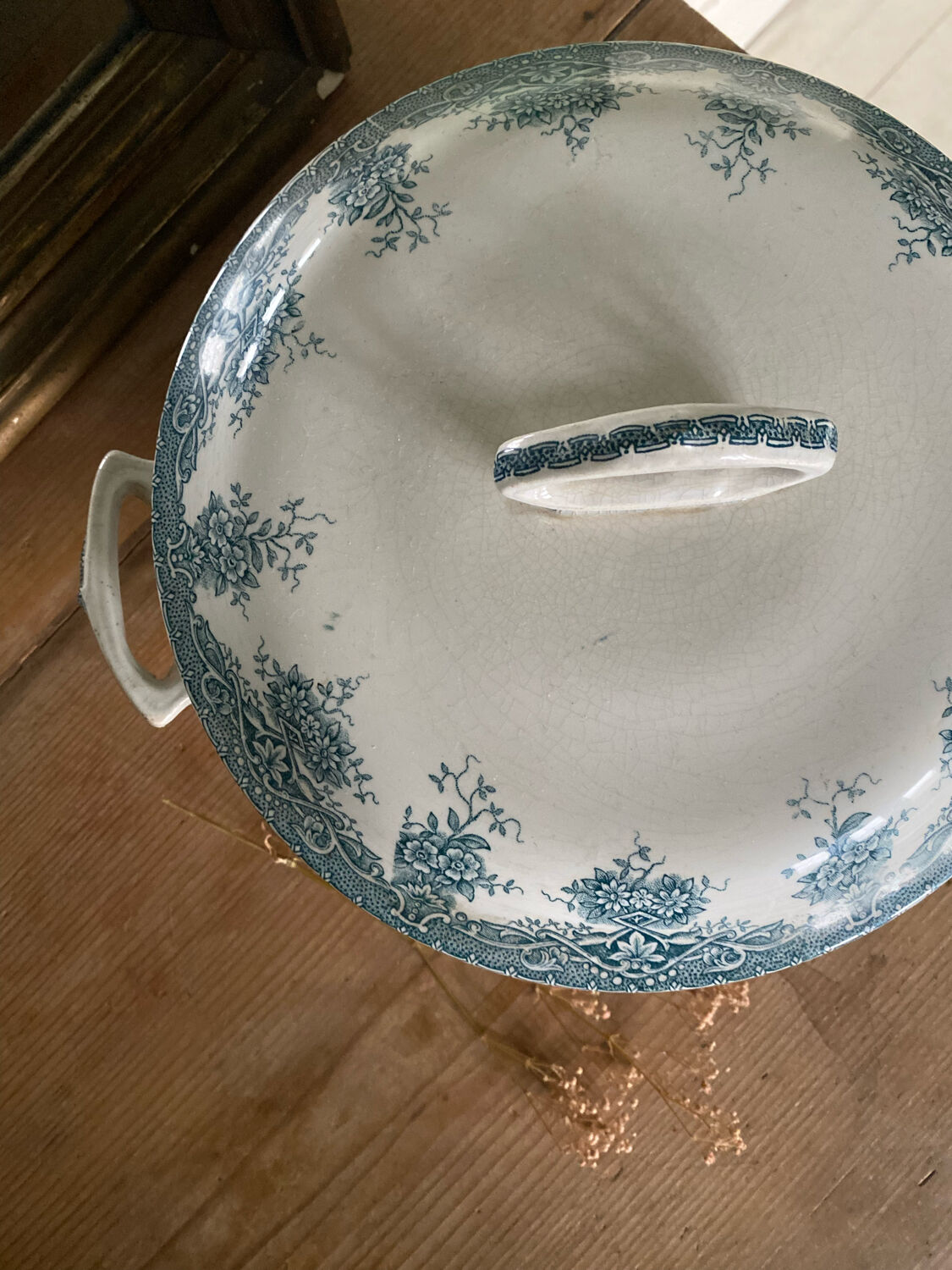 Old tureen or vegetable in Iron Earth Prima de Saint Amand