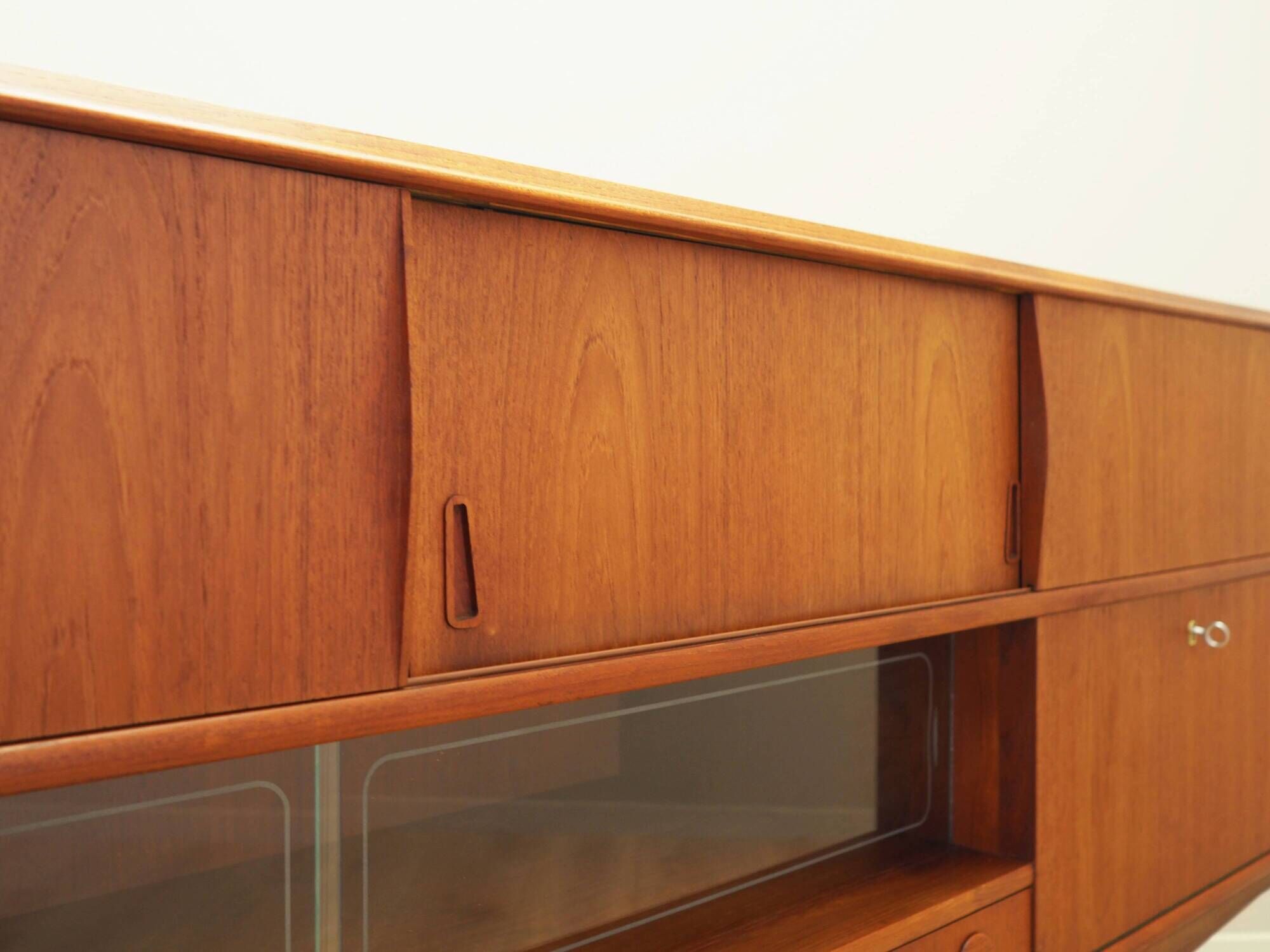 Buffet haut en teck, design danois, années 1970, production : Danemark