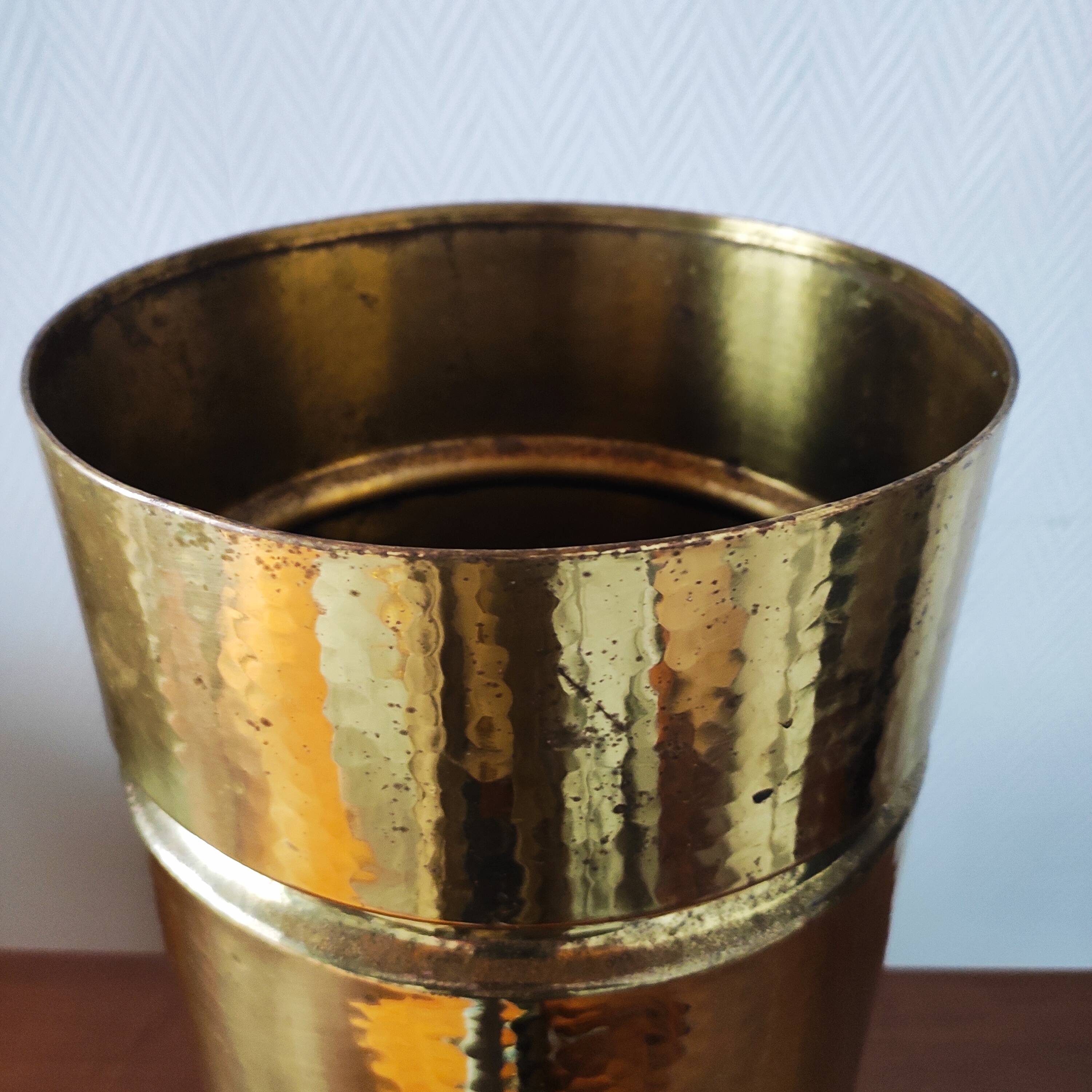 Vintage 1970s Italian umbrella stand in hammered brass, signed.