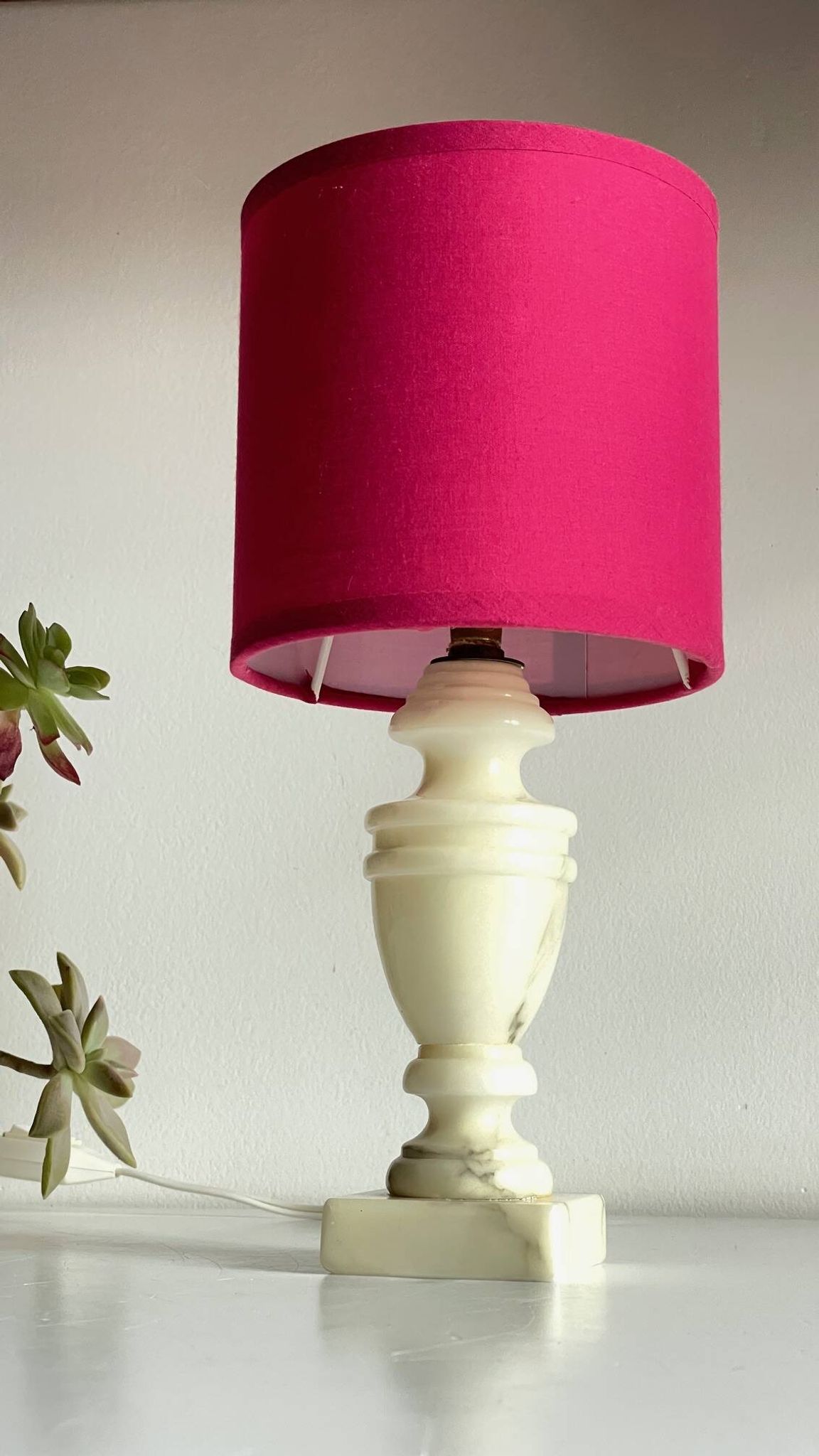 Lampe marbre et tissu fuchsia vintage