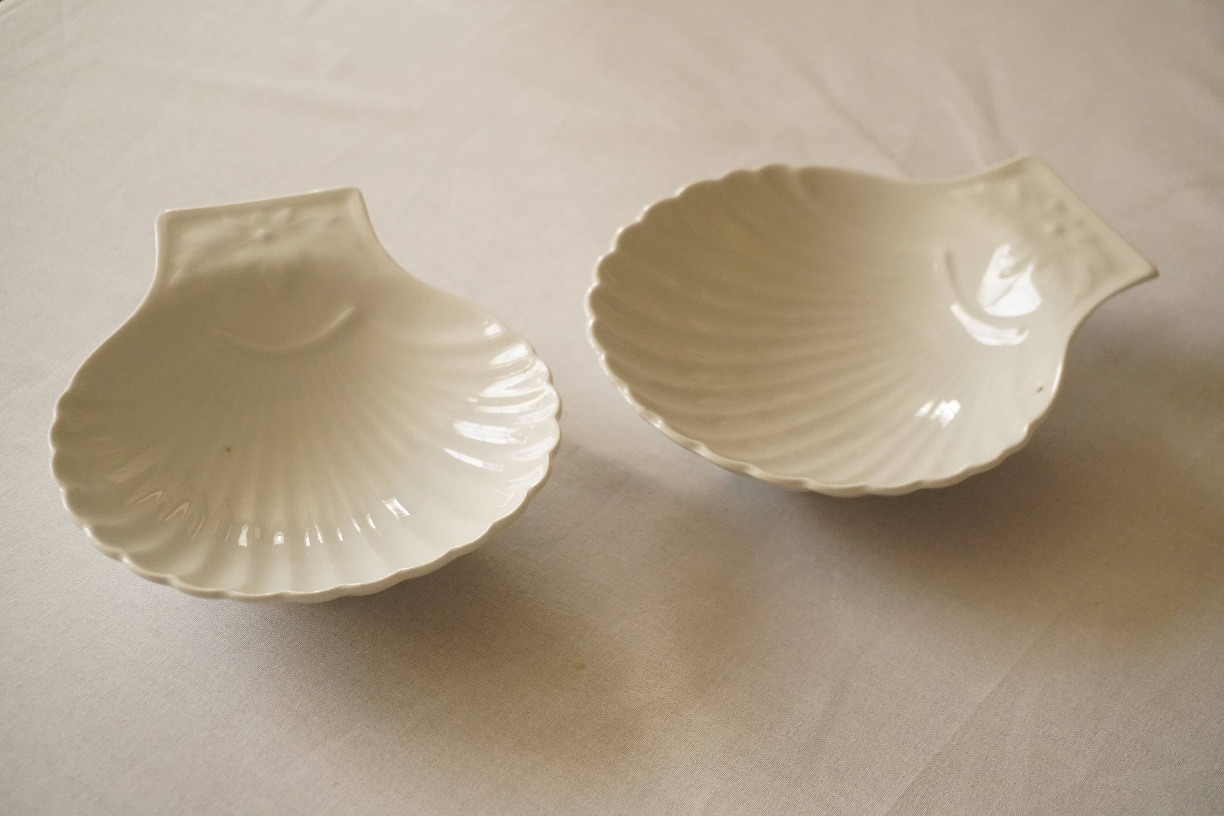 Set of 2 white porcelain scallop shell bowls, Apilco France