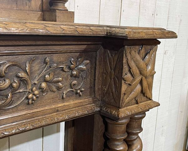 Cheminée et son trumeau de style Louis XIII en chêne