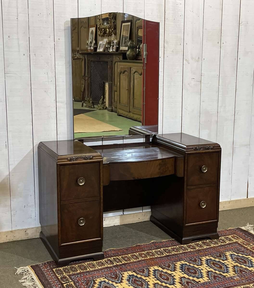 Art Deco English hairdresser in walnut from the 1930s.