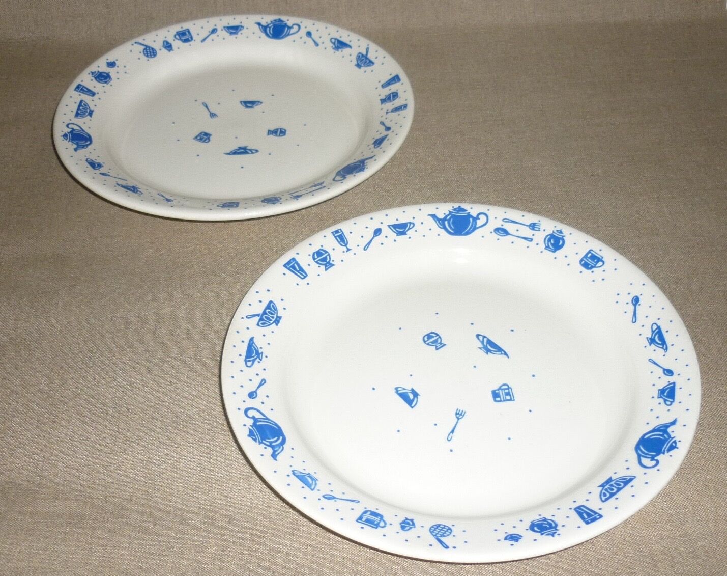 Set of 2 plates naïve blue décor on white background