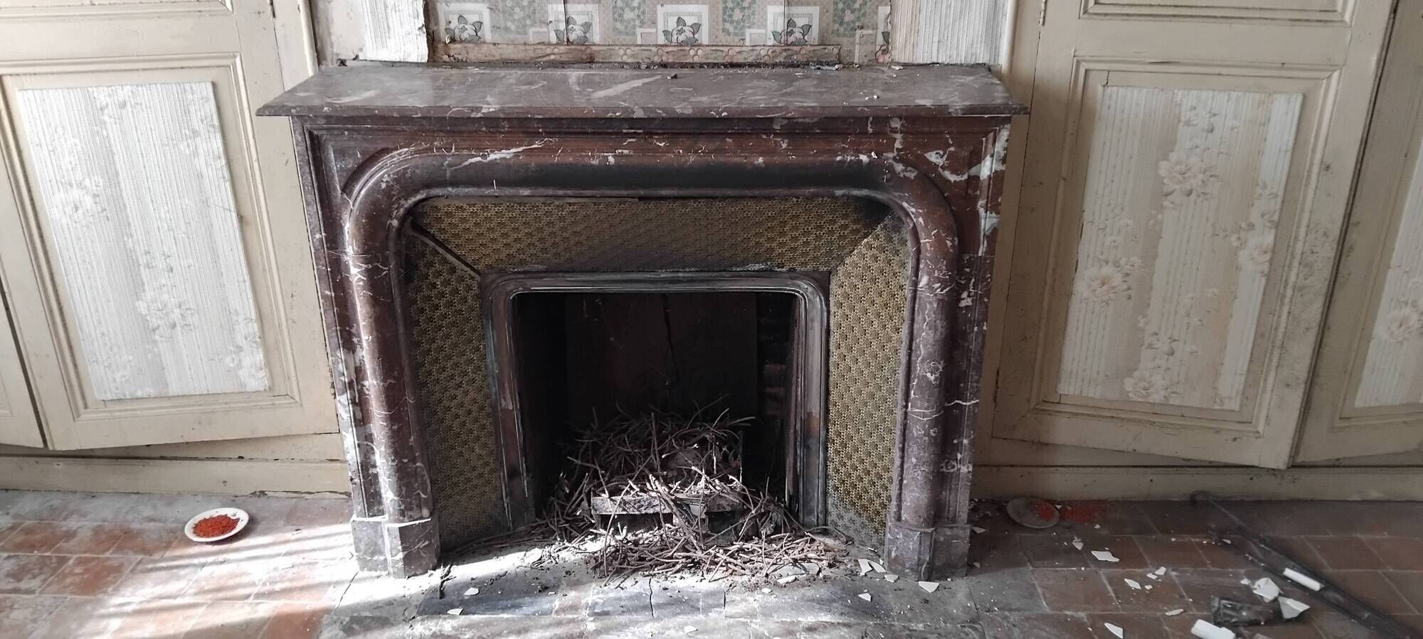 Louis XIV style fireplace in veined Carrara marble and 19th-century ceramics.