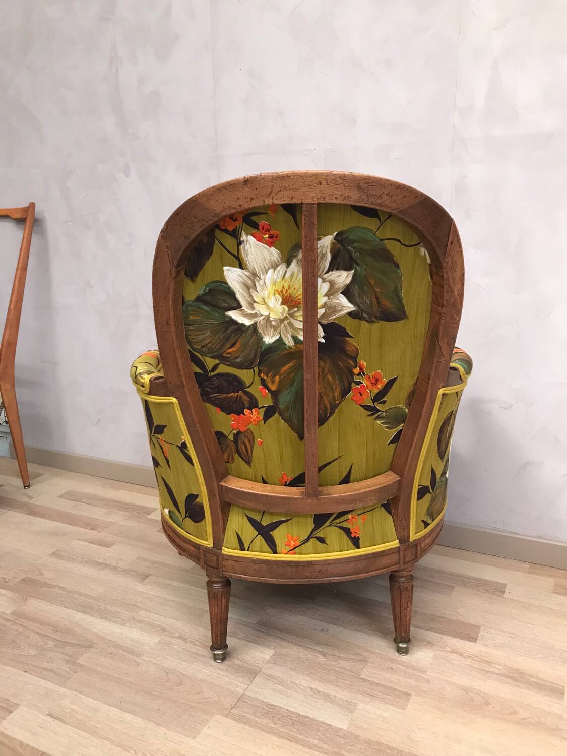 Fauteuil Bergère à coussin de style louis XVI retravaillee
