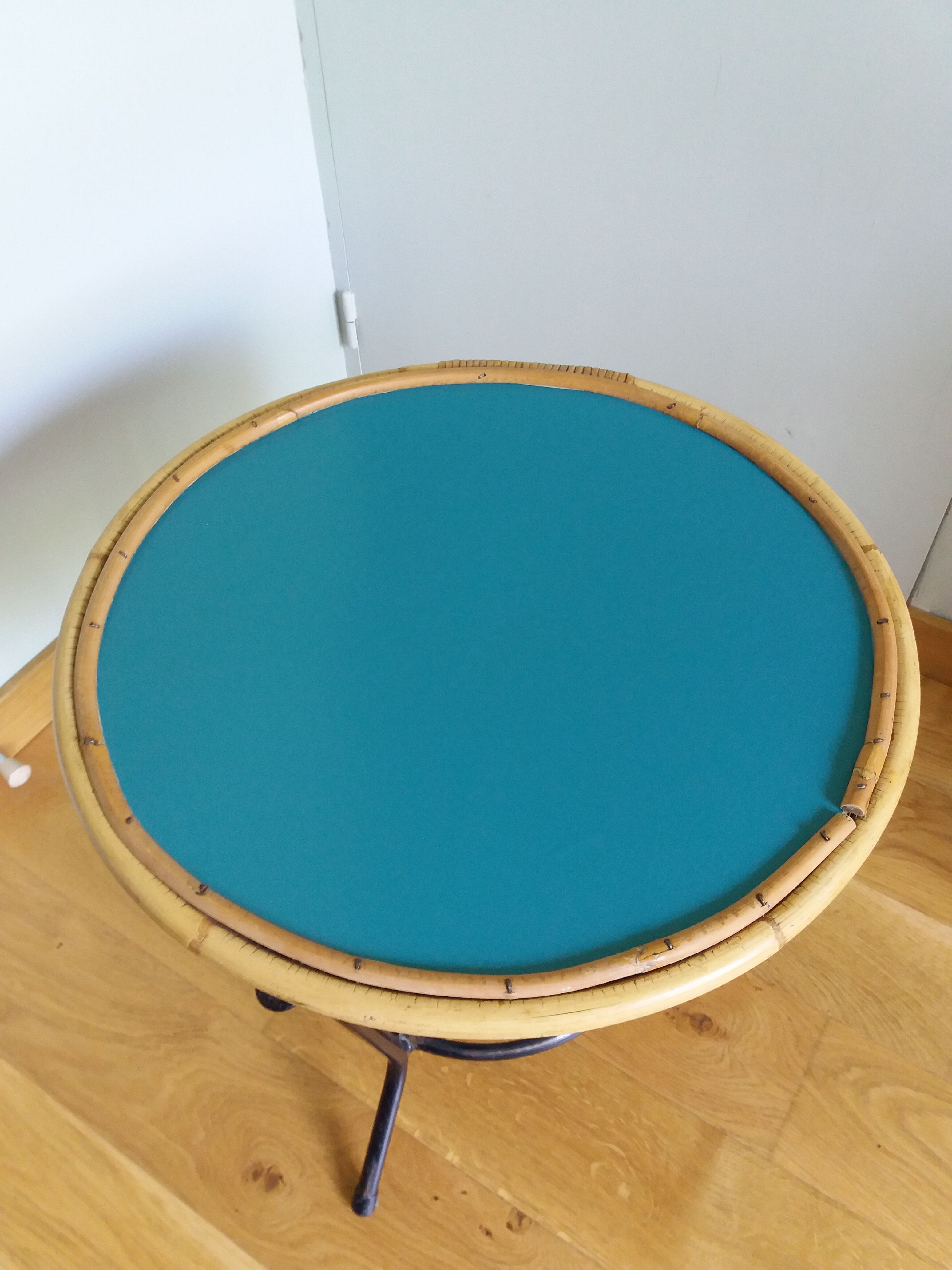 Table basse ronde en rotin et métal revisitée