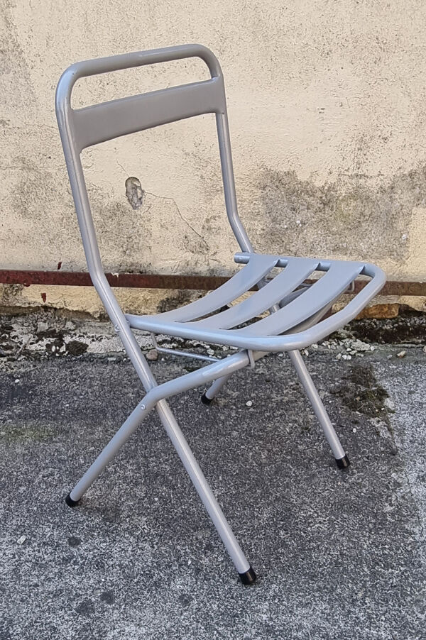 Table tolix, design indus, et ses 3 chaises pliantes, dessinés par xavier pauchard