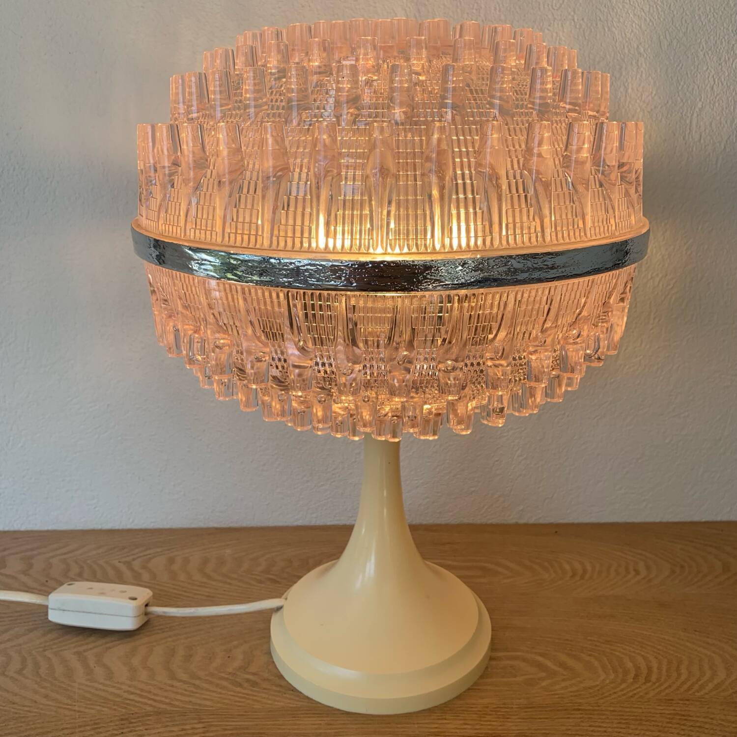 ▪️50s Pop and Modern Plastic Lamp Pink Globe and Cream Base Brand ME