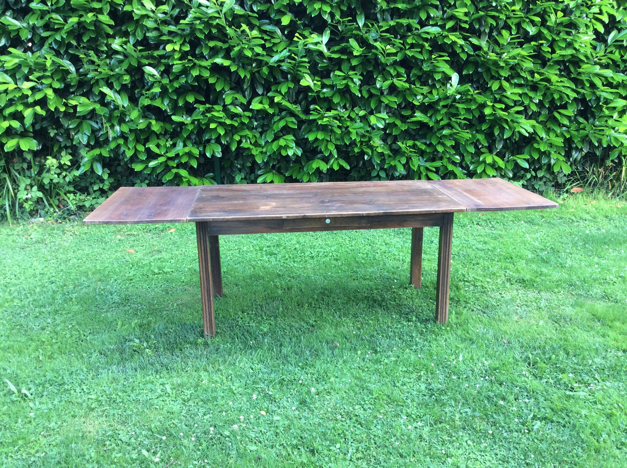 Extendable farm table