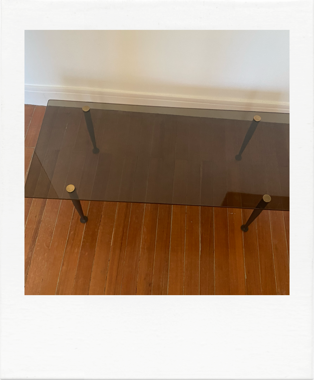 Table basse années 50 verre fumé métal et laiton