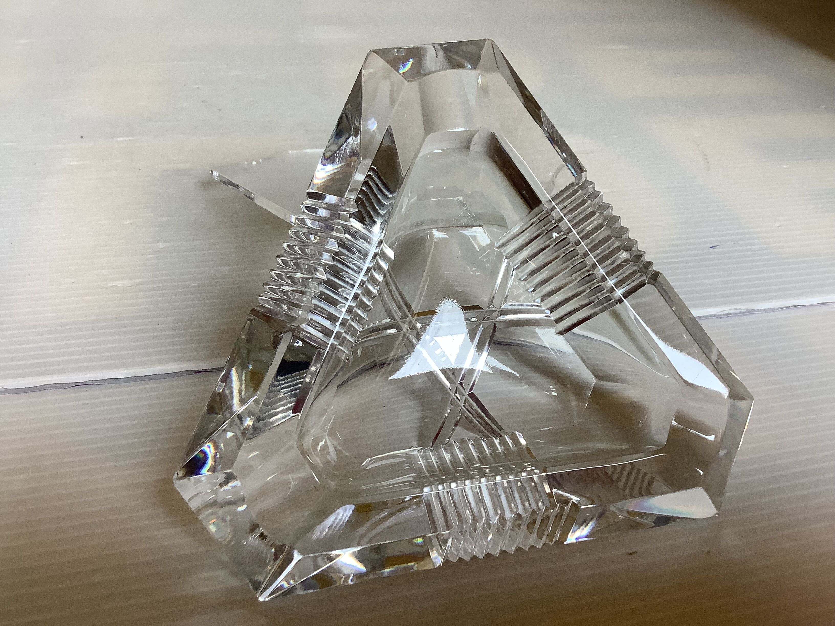 Triangular ashtray and pocket tray