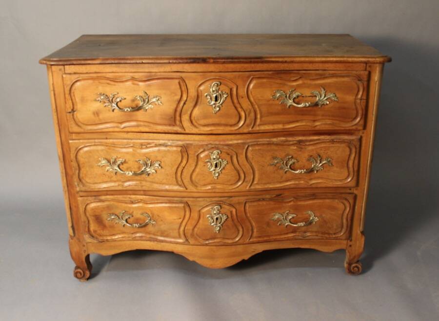 Lyonnaise chest of drawers, 18th century, blond walnut