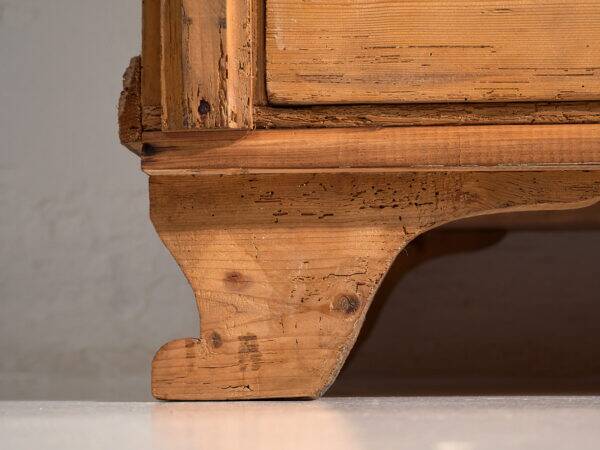 Antique bedroom chest of drawers (circa 1920)