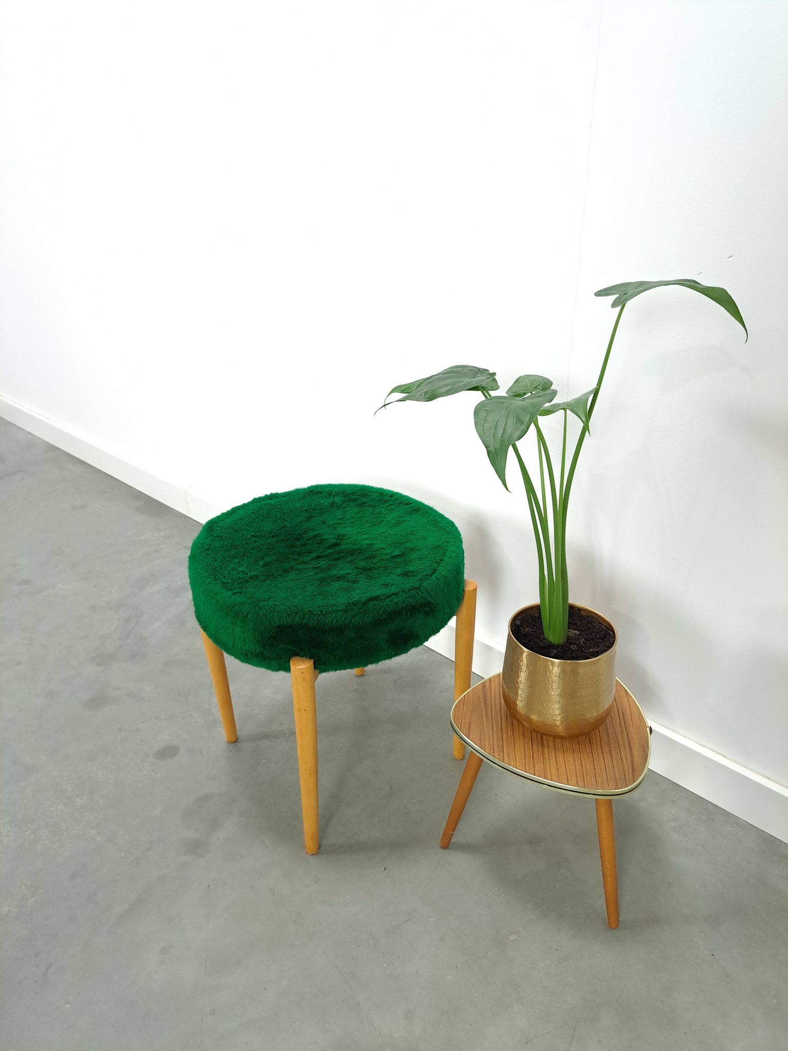 Houten vintage kruk met groen kussen