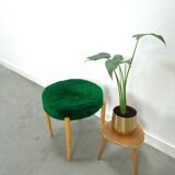 Houten vintage kruk met groen kussen