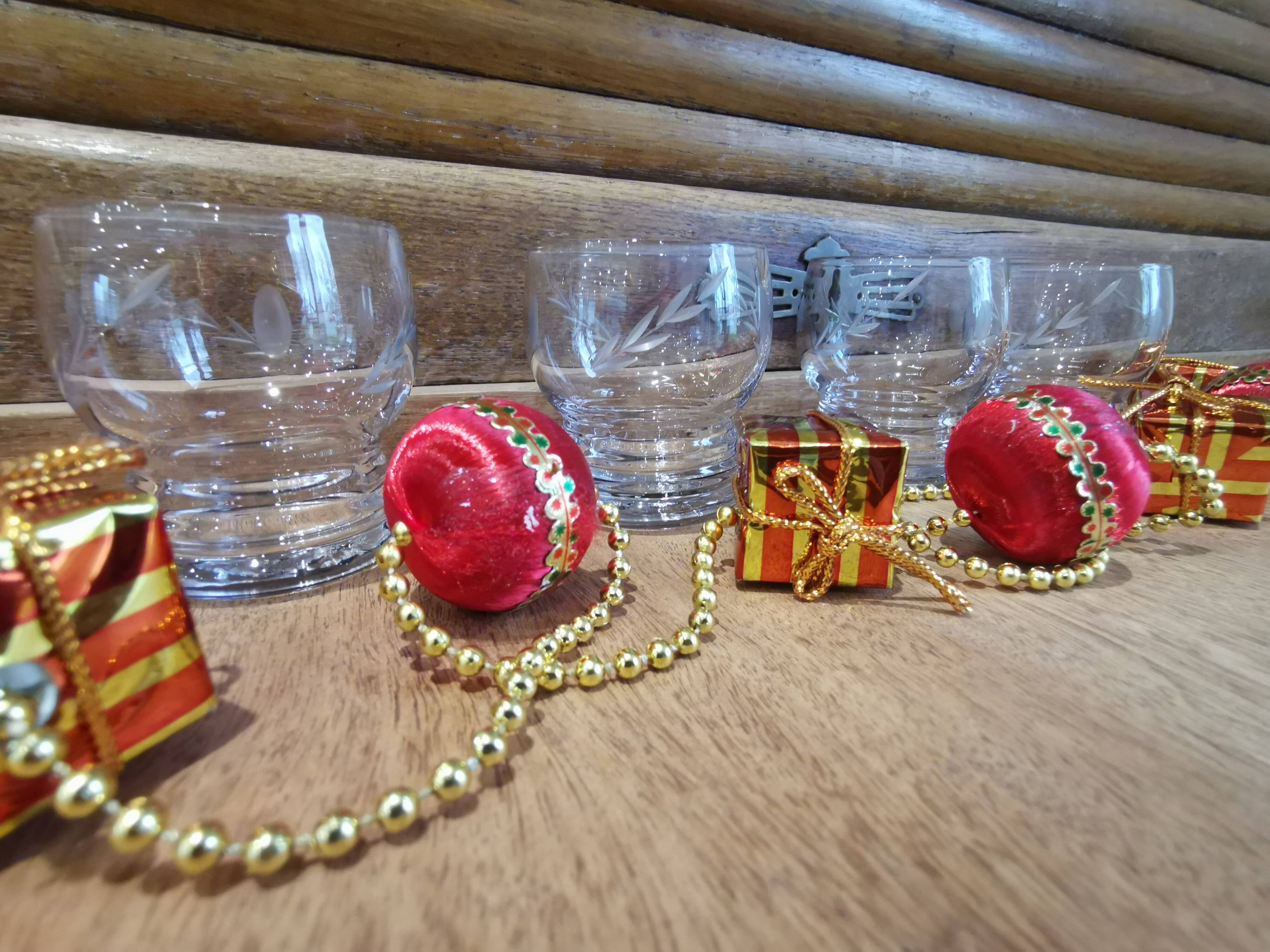 4 small liquor glasses shape engraved ball "ear of wheat"