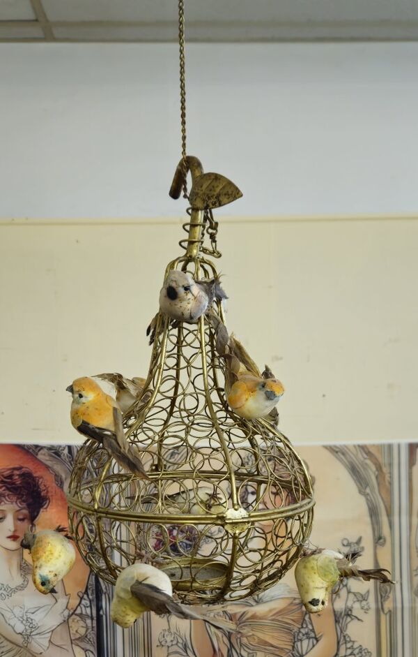 Suspension cage aux oiseaux en métal doré – travail décoratif XXe siècle