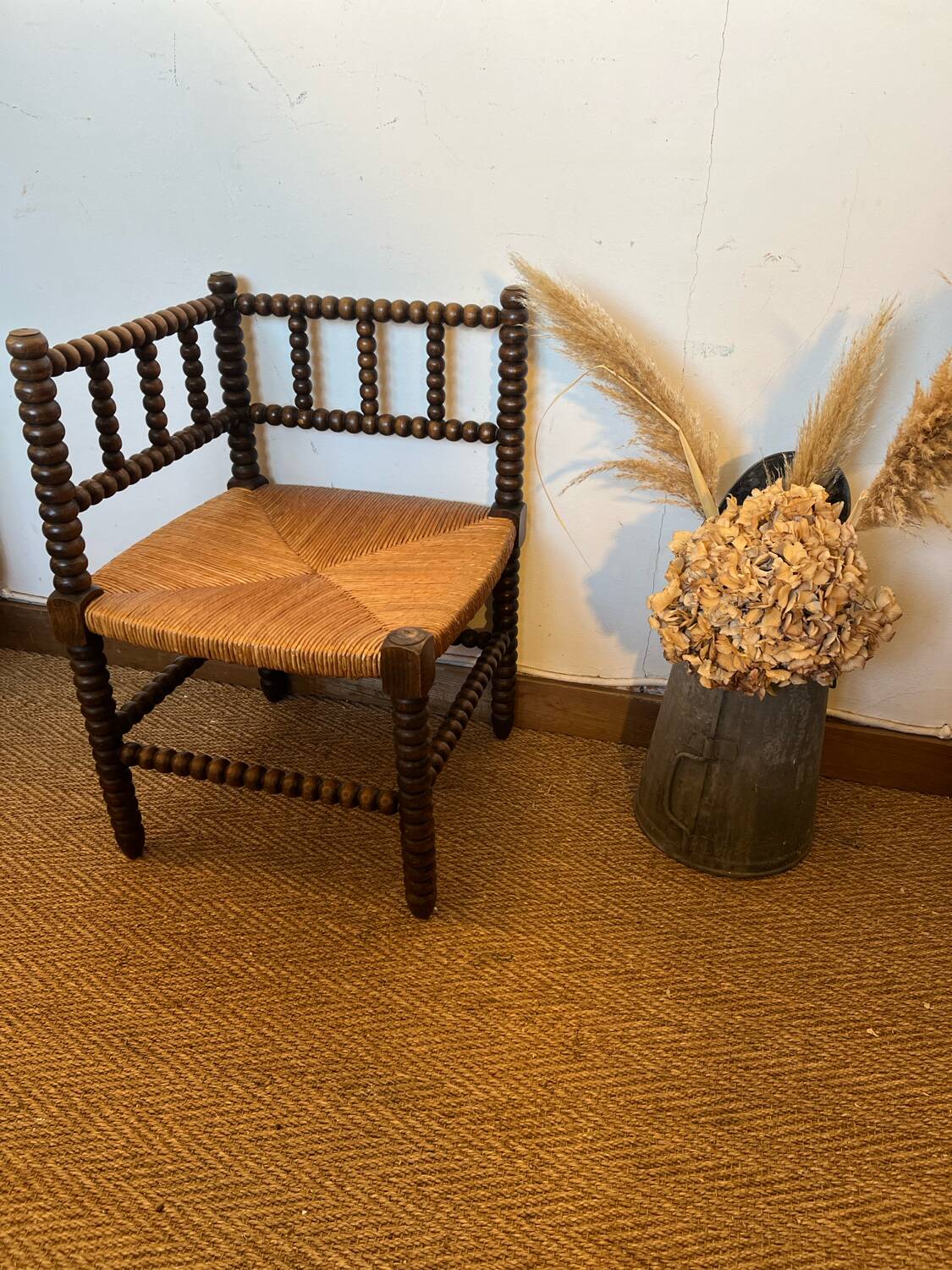 Corner chair in turned wood and straw