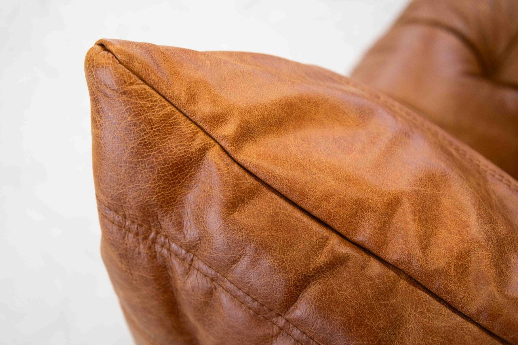 Canapé Togo vintage deux places avec accoudoirs en cuir de pin marron attribué à Michel Ducaroy pour Ligne Roset, années 1970