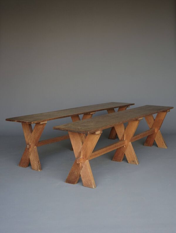 Paire de bancs rustiques de style ferme en bois de cerisier et de chêne, structure en X, années 1940