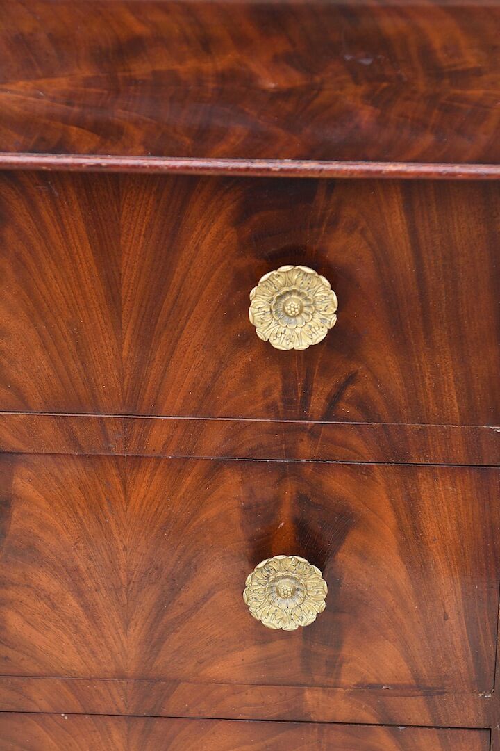 Empire dresser