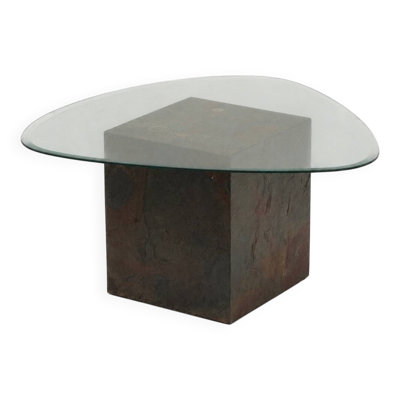 Table basse au design unique avec base en pierre naturelle et plateau en verre organique.