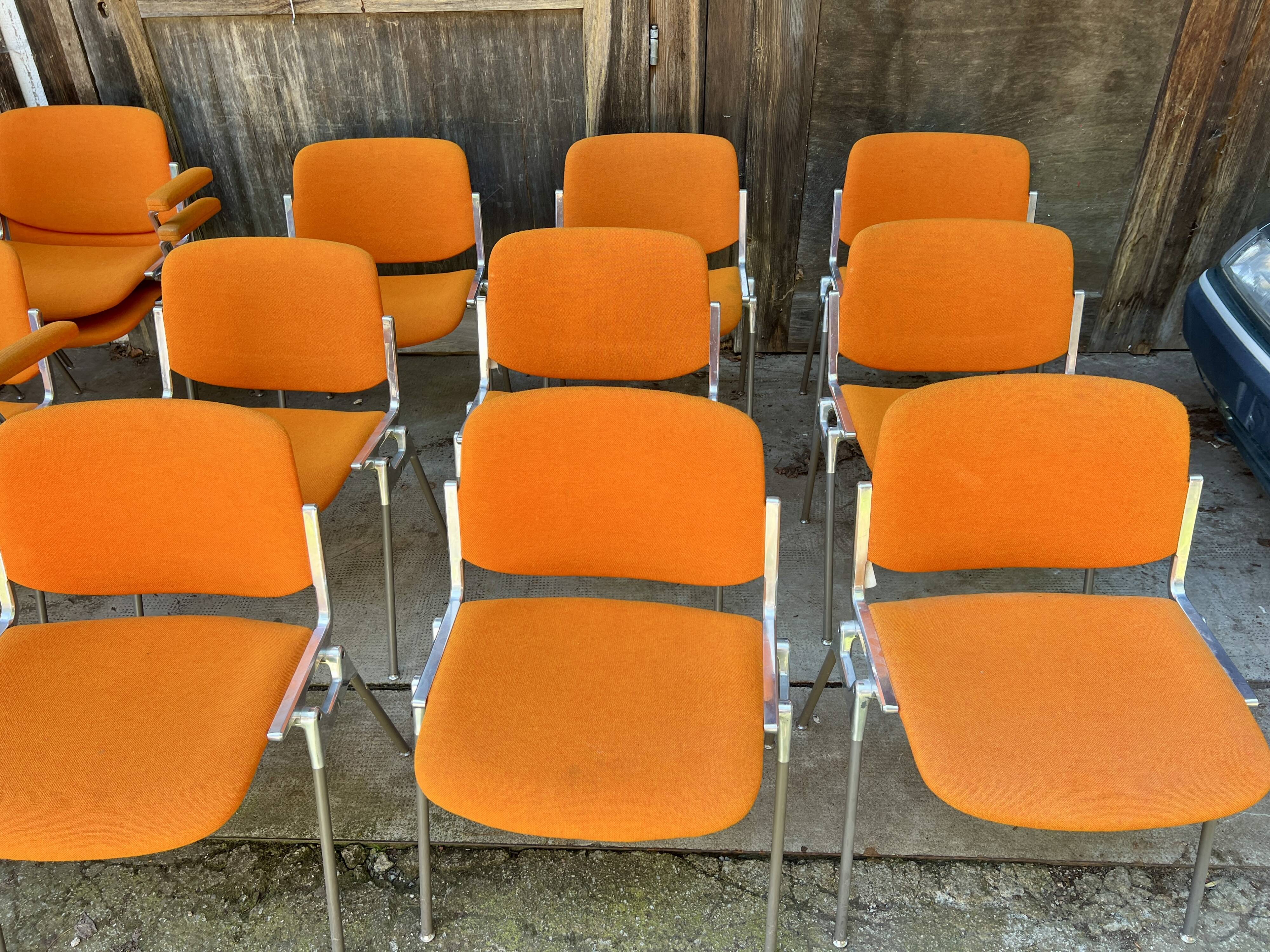 Sérié 39 chaises 4 fauteuils DSC 106 en tissu orange par Giancarlo Piretti pour Castelli
