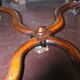 Table à écrire Louis XIII en noyer, pieds tournés en balustre entretoise en x.