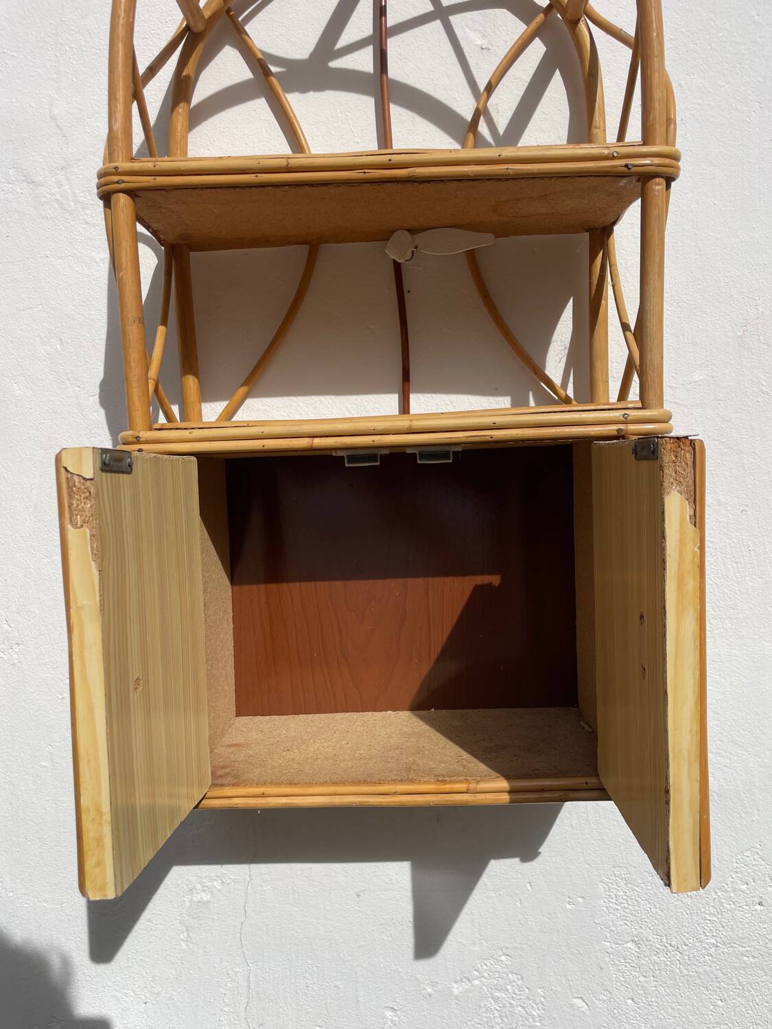 Vintage wall shelf in rattan and caning — 70s bohemian spirit