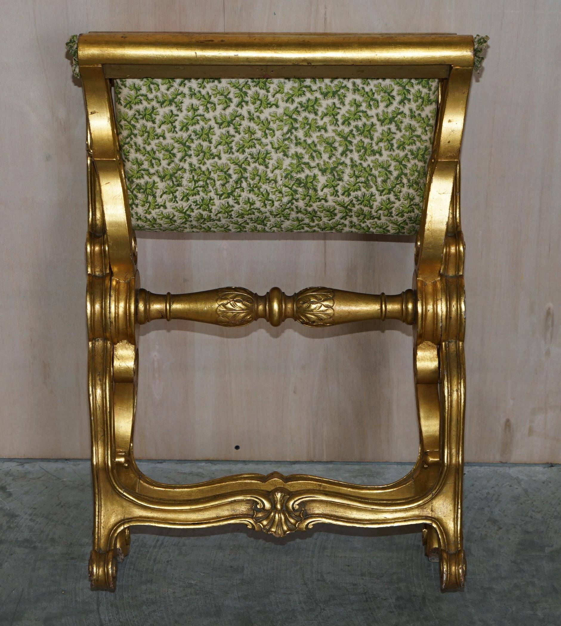 Folding stool with X-frame, carved golden wood, 19th century.