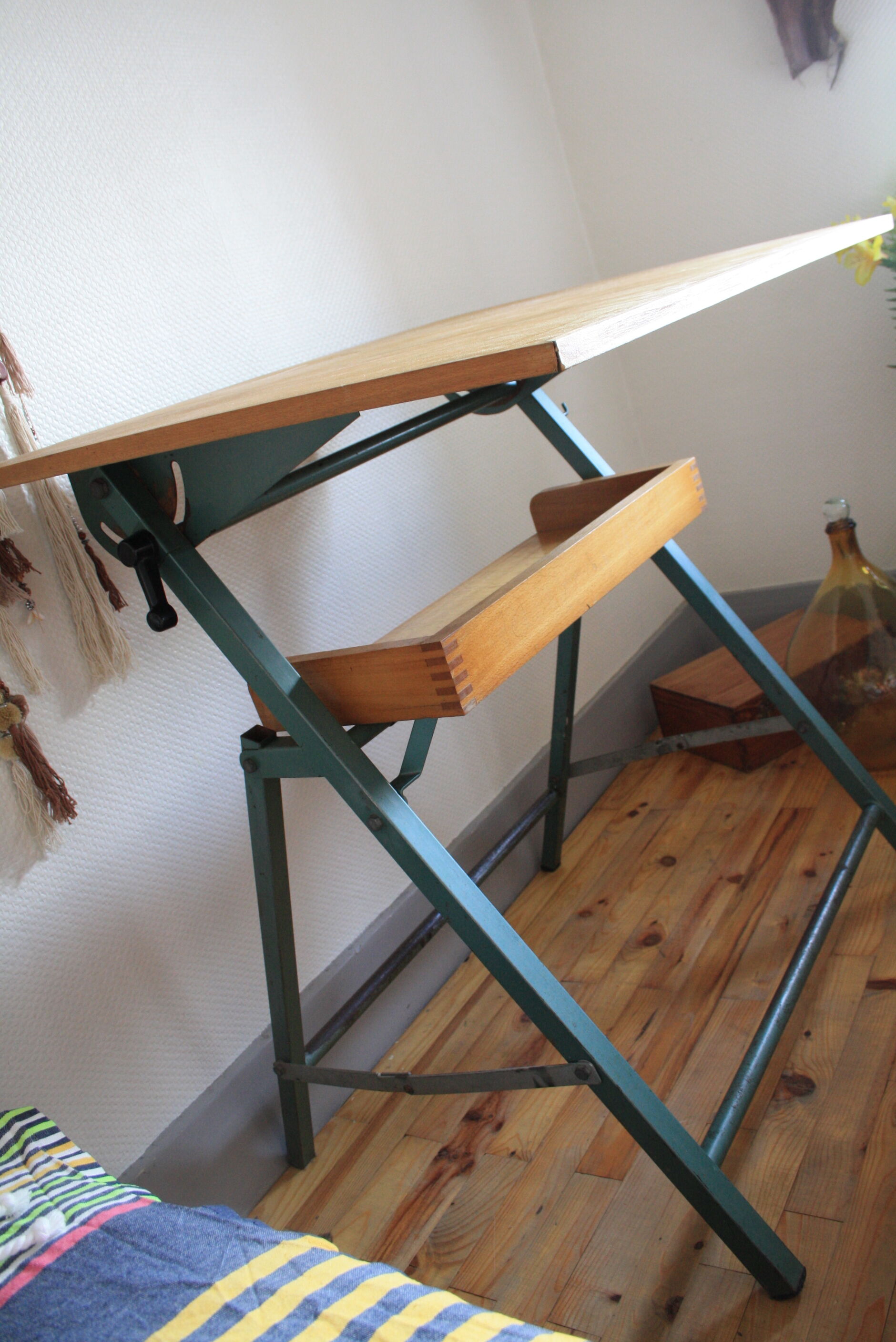 Adjustable drawing table