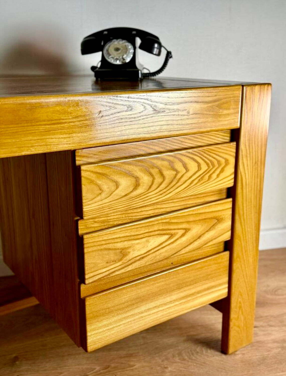 Desk made of solid elm wood