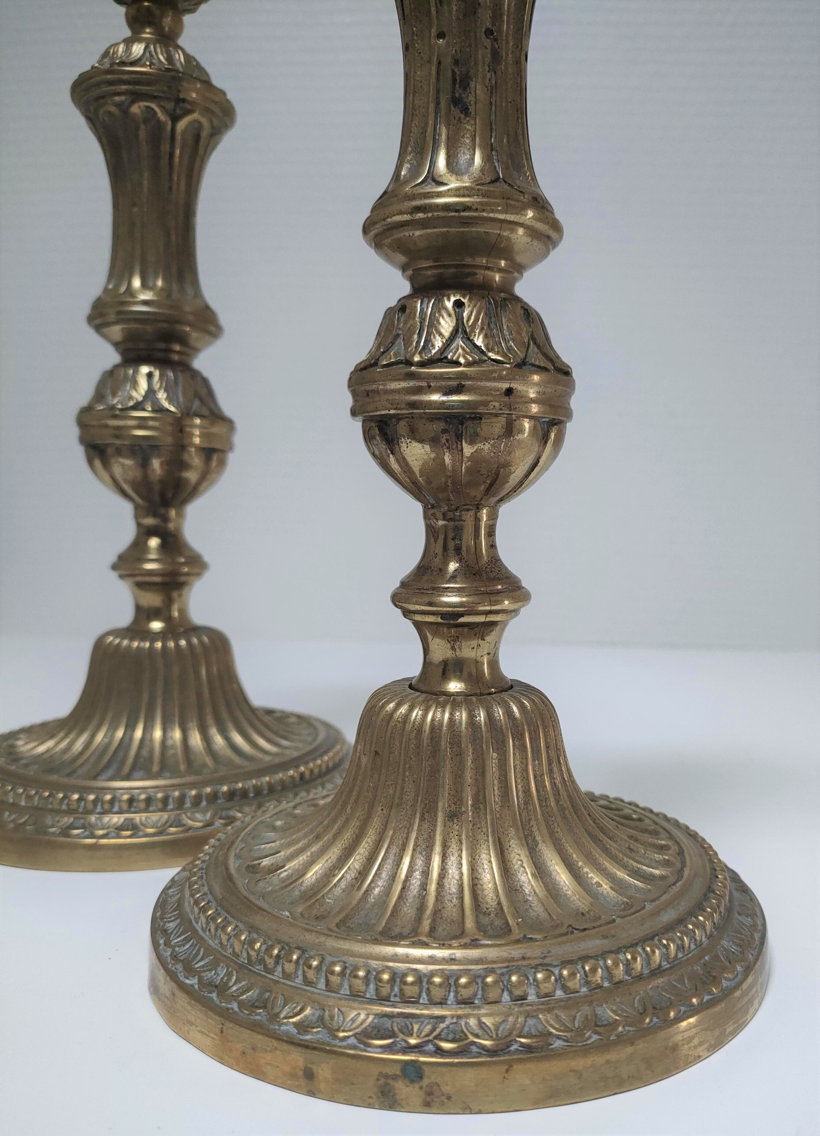 Paire de bougeoirs flambeaux bronze doré patiné style louis xvi époque 19ème