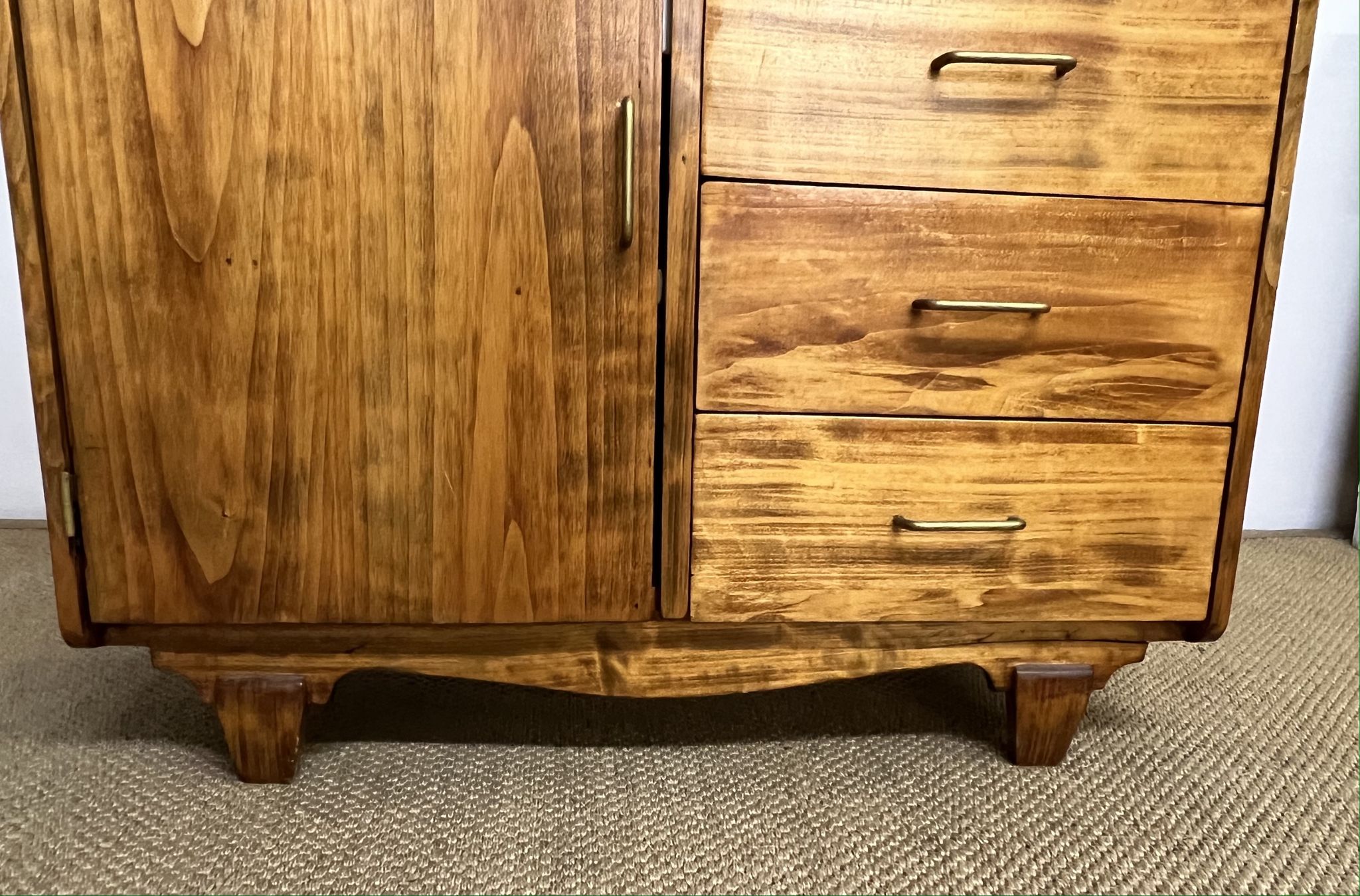 Small storage cabinet / chest of drawers