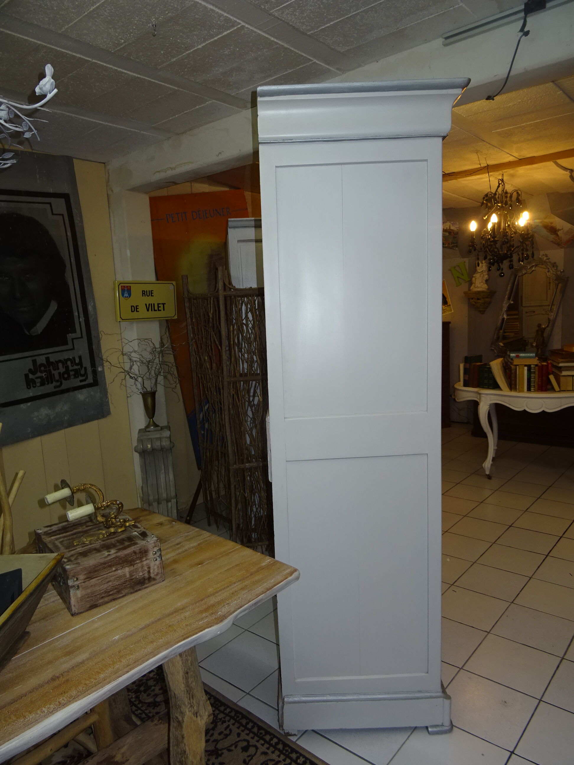 Louis Philippe showcase