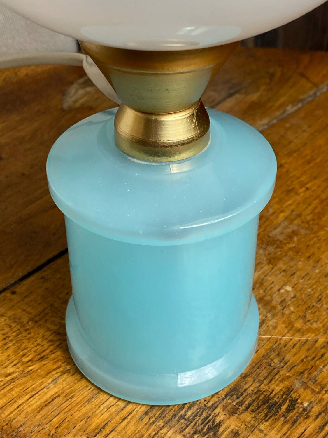 Lampe en opaline blanche et bleue 