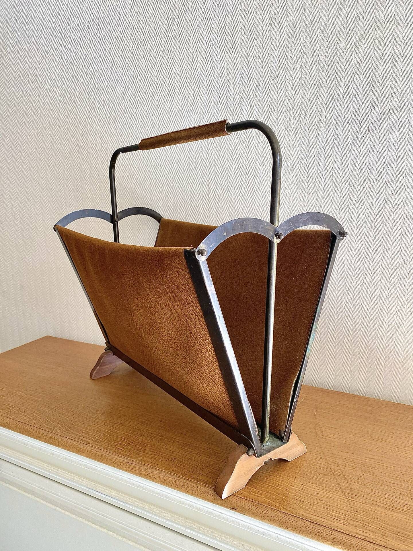 Vintage magazine rack from the 1950s, leather, brass, wood.