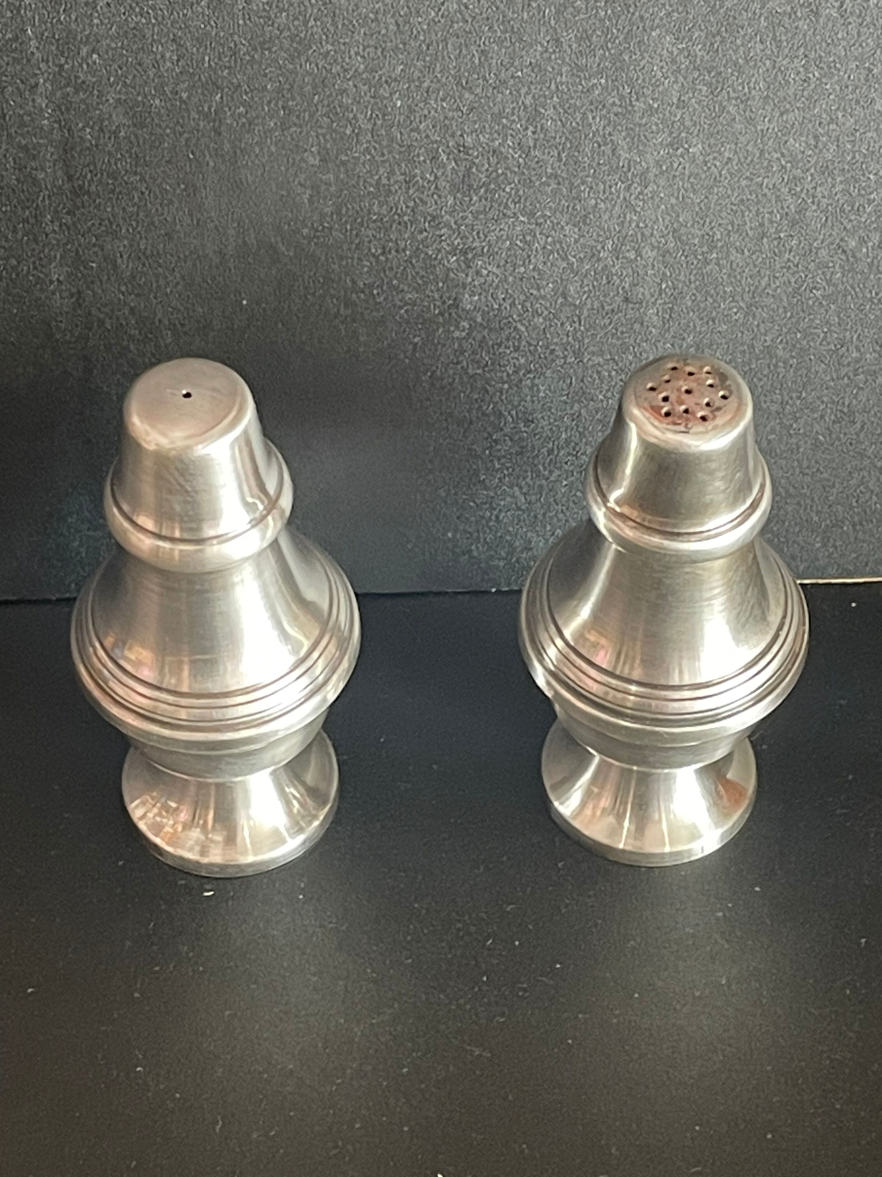 Pair of salt salt shakers pepper in silver metal