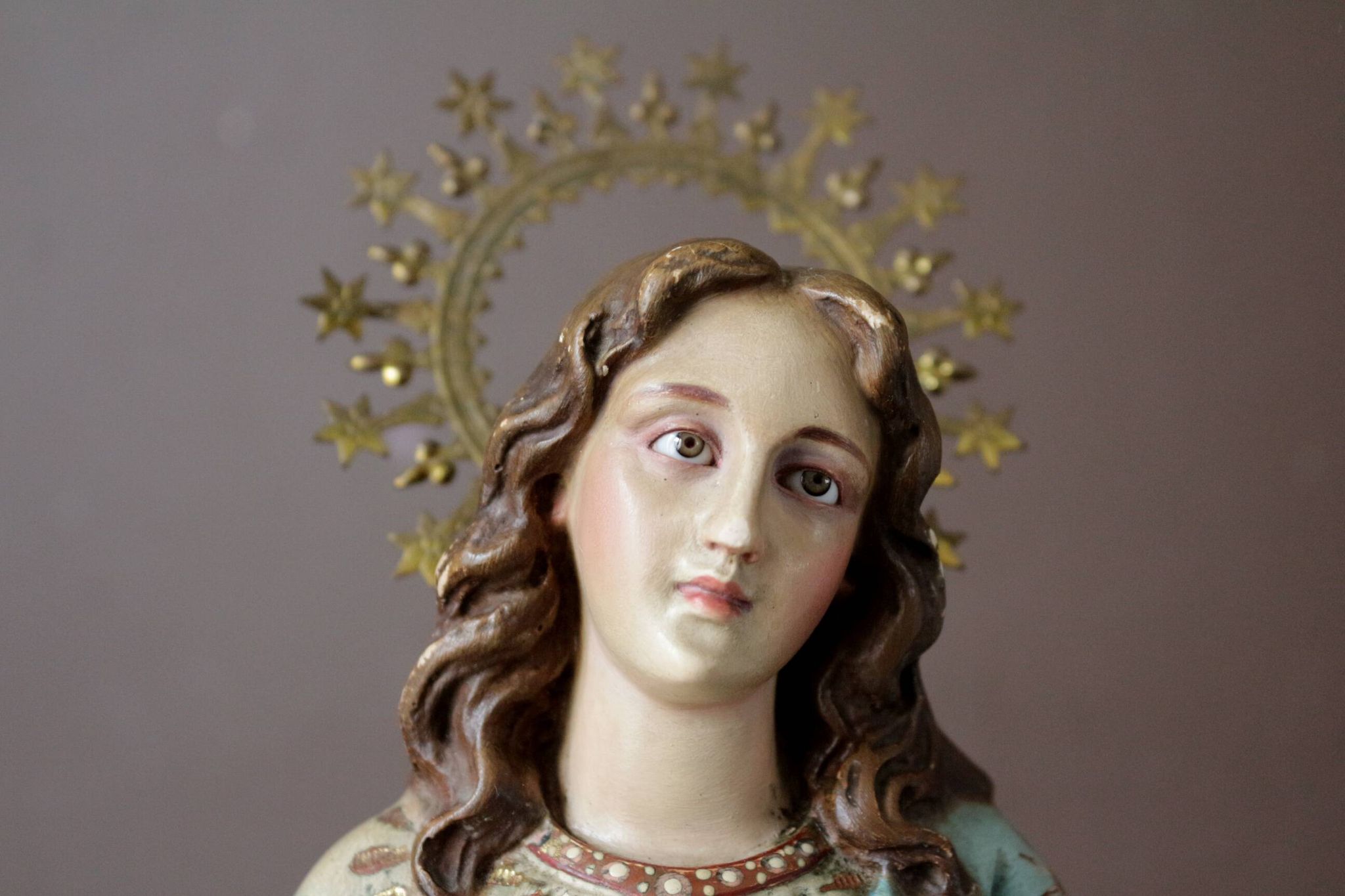 Plaster statuette of the Virgin of Olot with glass eyes. Early 20th century.