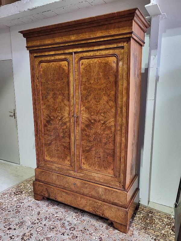 BUR WALNUT CABINET 2 DOORS 2 DRAWERS