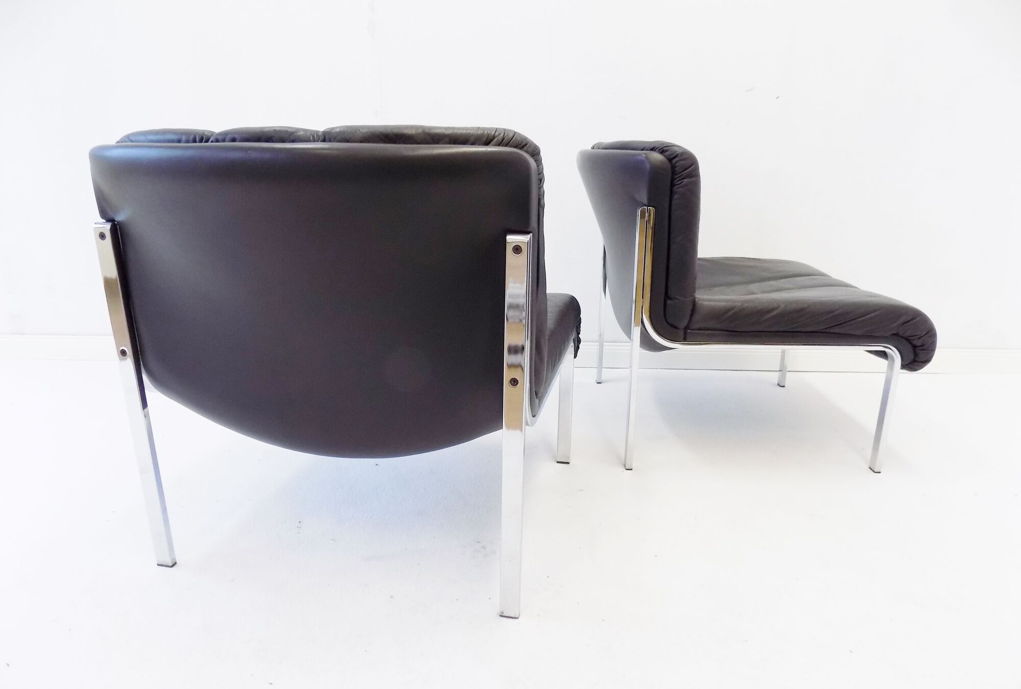 Eurochair set of 2 black leather lounge chairs by Girsberger