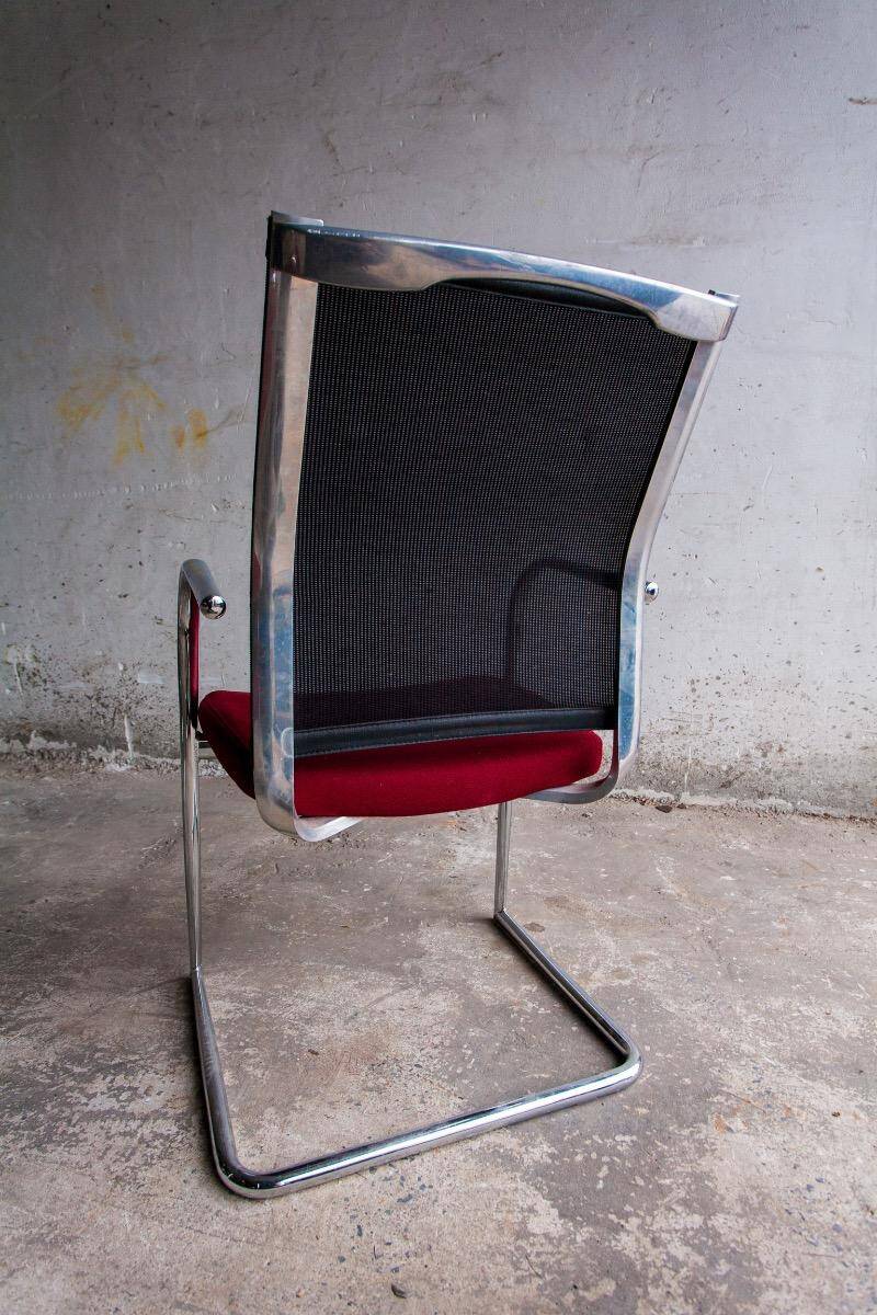 Lot de 4 chaises cantilever avec assise bordeaux et dossier en maille