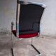 Lot de 4 chaises cantilever avec assise bordeaux et dossier en maille